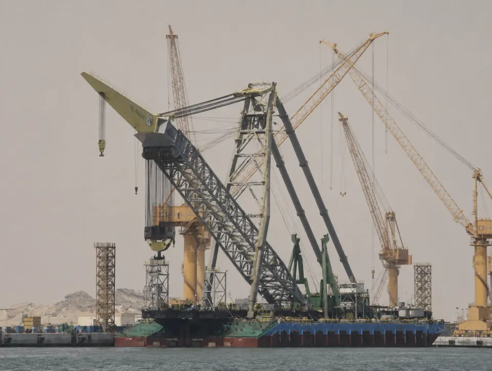 HL-5,000 Crane Barge Repair and Modification: project photograph